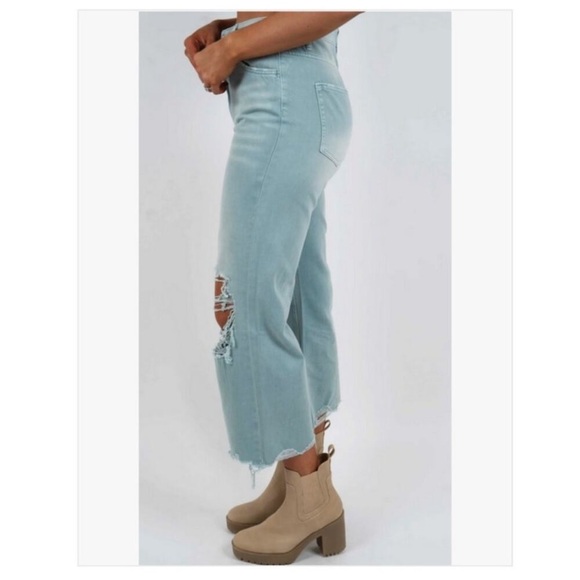 Vervet Super Fly Vintage Cropped
Flare Jeans in Cloud
Blue Size 29. - Picture 2 of 12